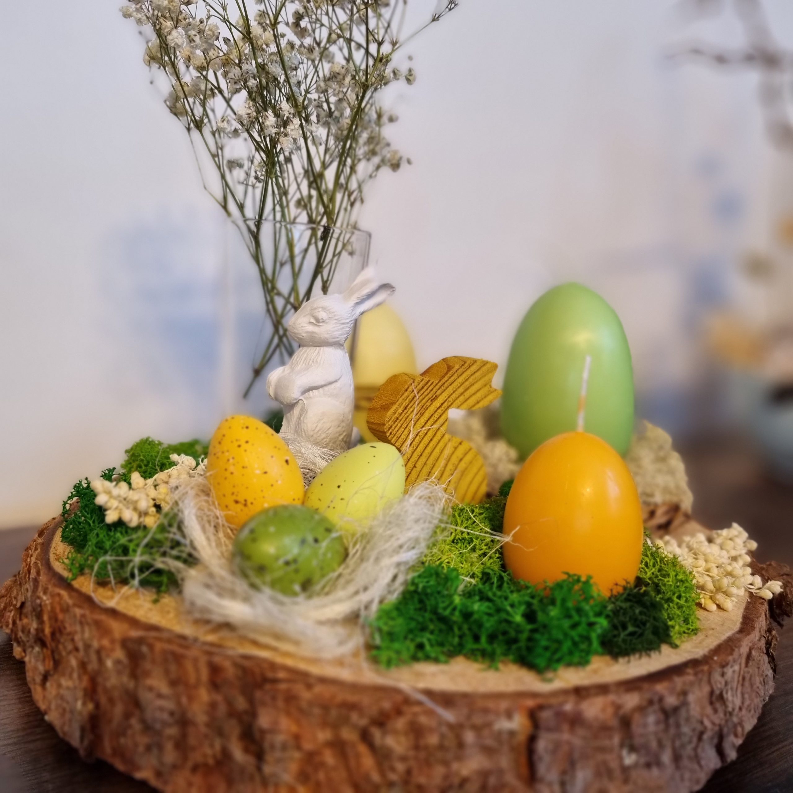 Aranjament de Paște pe felie de lemn cu lumânări ouă verde-galben - imagine 4