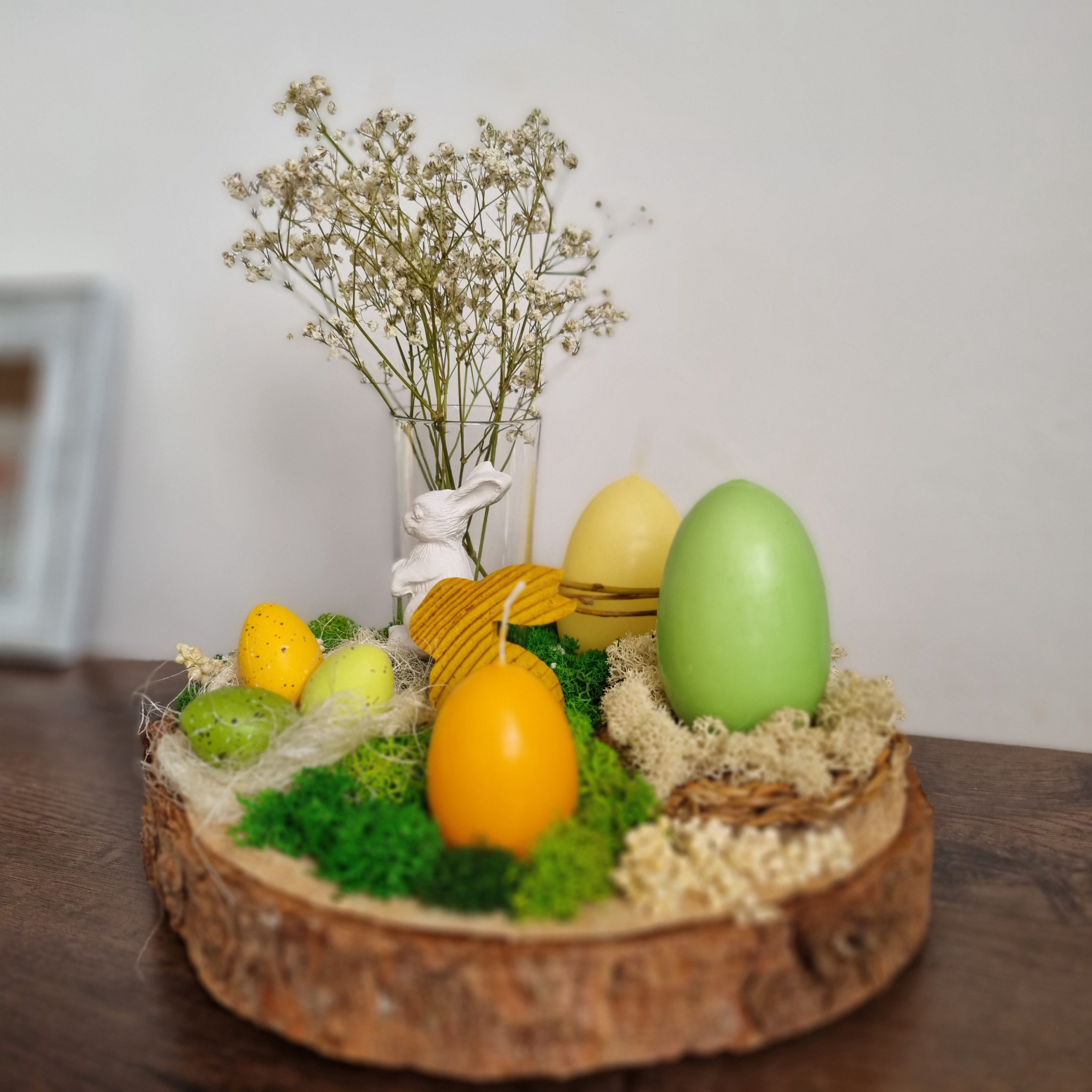 Aranjament de Paște pe felie de lemn cu lumânări ouă verde-galben - imagine 3