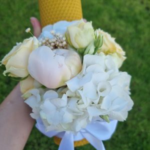 Lumânare cununie tip fagure cu flori naturale– ceară naturală, decor elegant handmade, Bujor