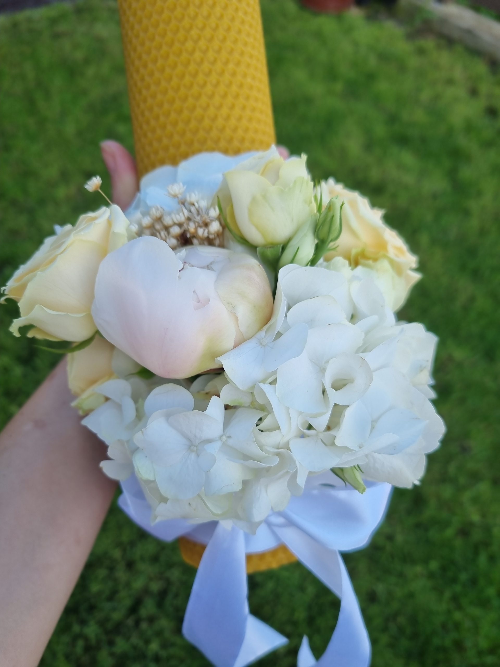 Lumânare cununie tip fagure cu flori naturale– ceară naturală, decor elegant handmade, Bujor