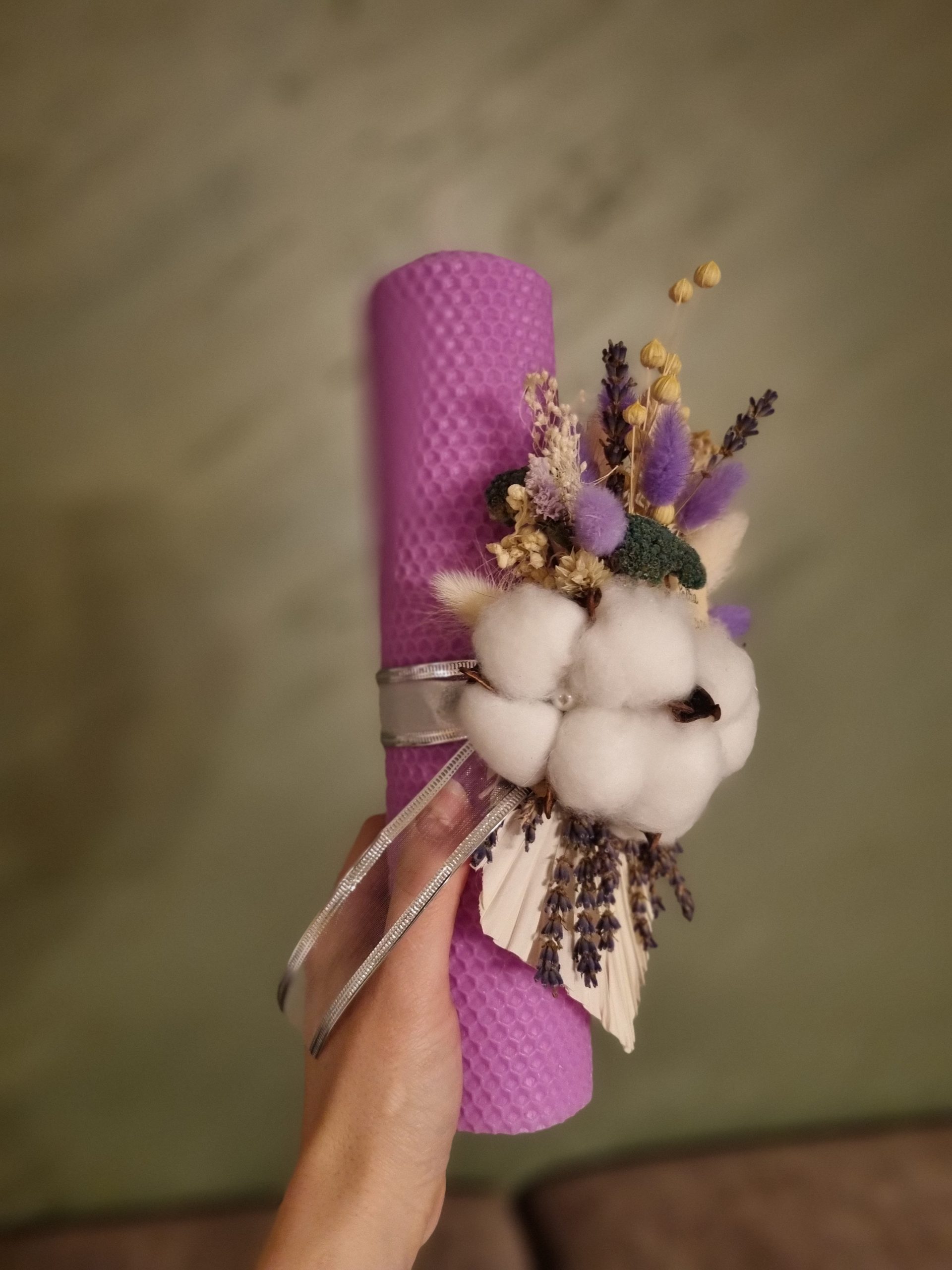 Lumânare botez tip fagure cu flori uscate – ceară naturală, decor handmade, Petra - imagine 2