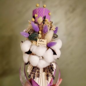 Lumânare botez tip fagure cu flori uscate – ceară naturală, decor handmade, Petra