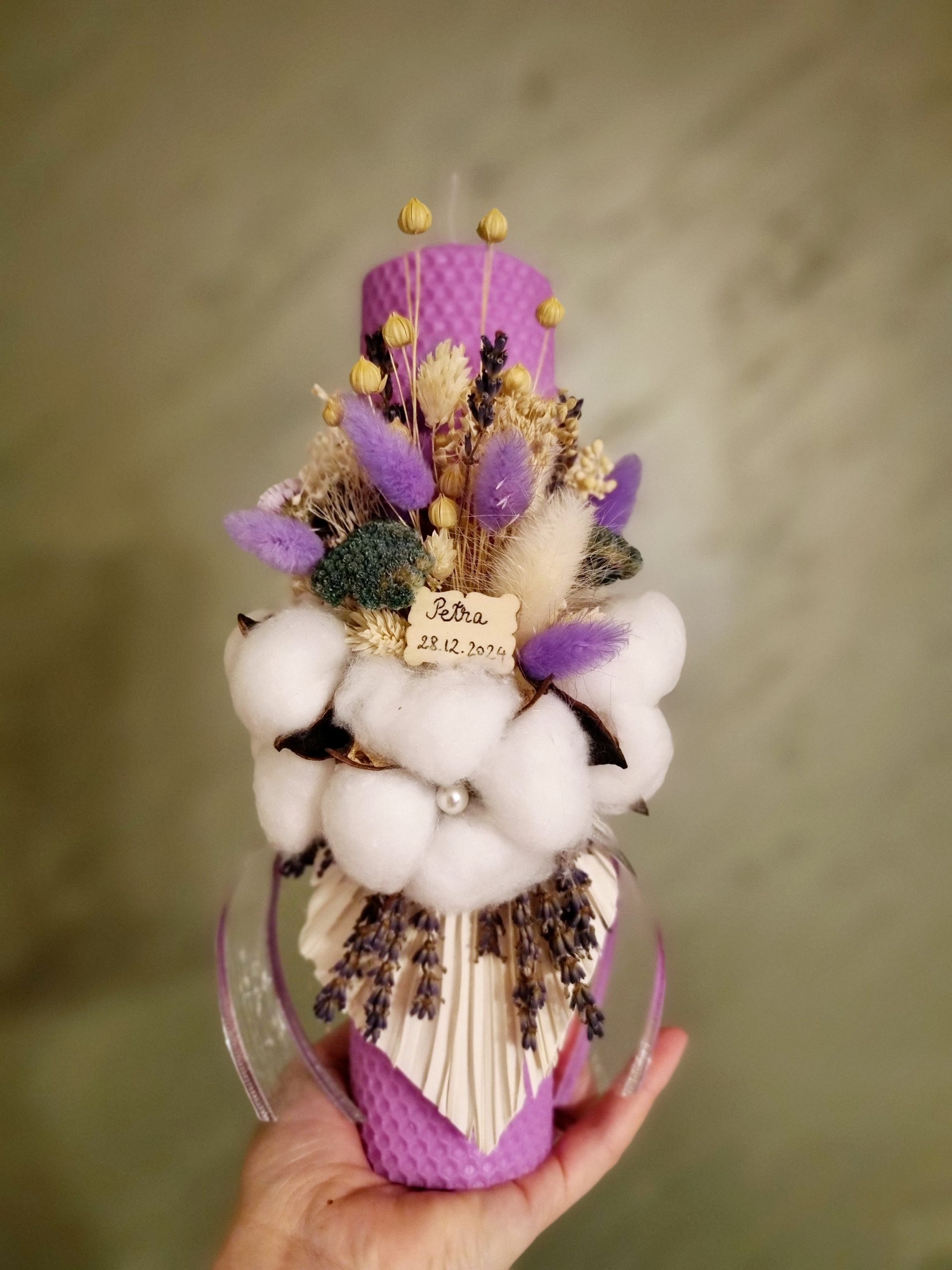 Lumânare botez tip fagure cu flori uscate – ceară naturală, decor handmade, Petra