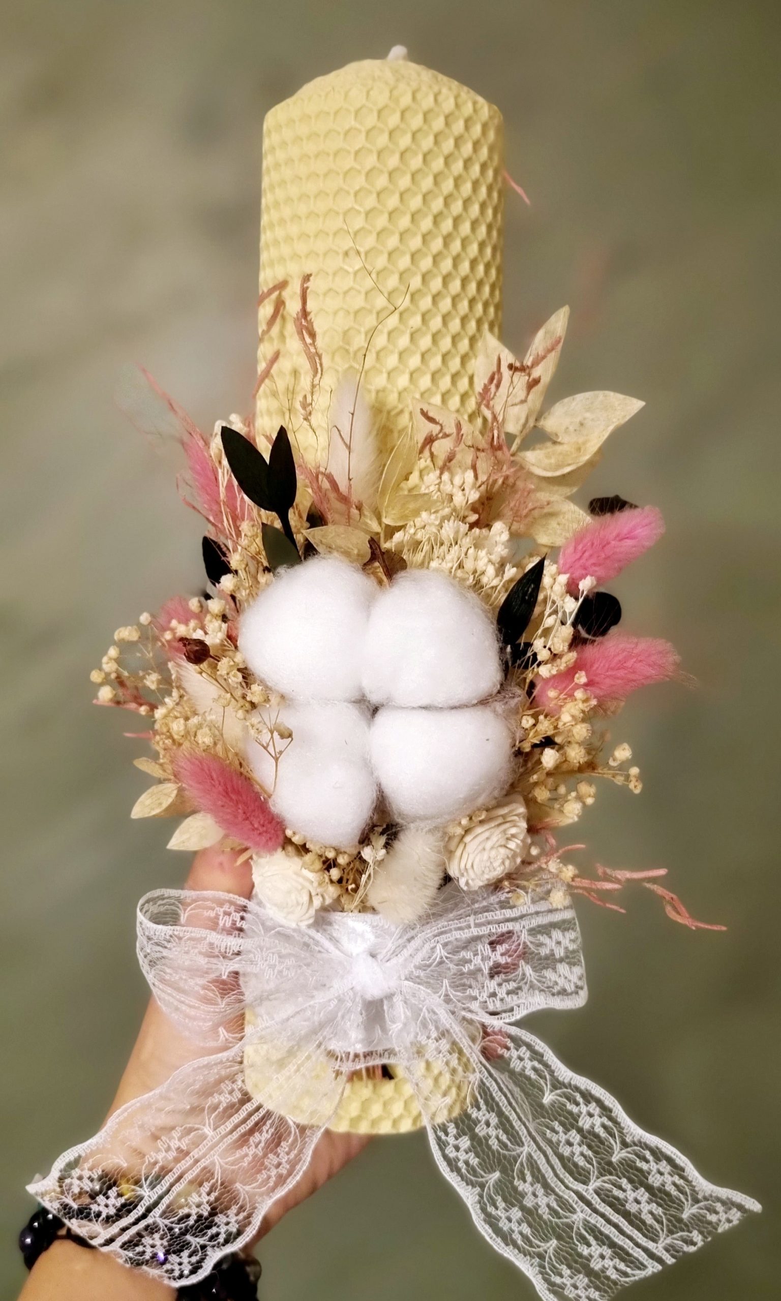 Lumânare botez tip fagure cu flori uscate – ceară naturală, decor handmade, Alira