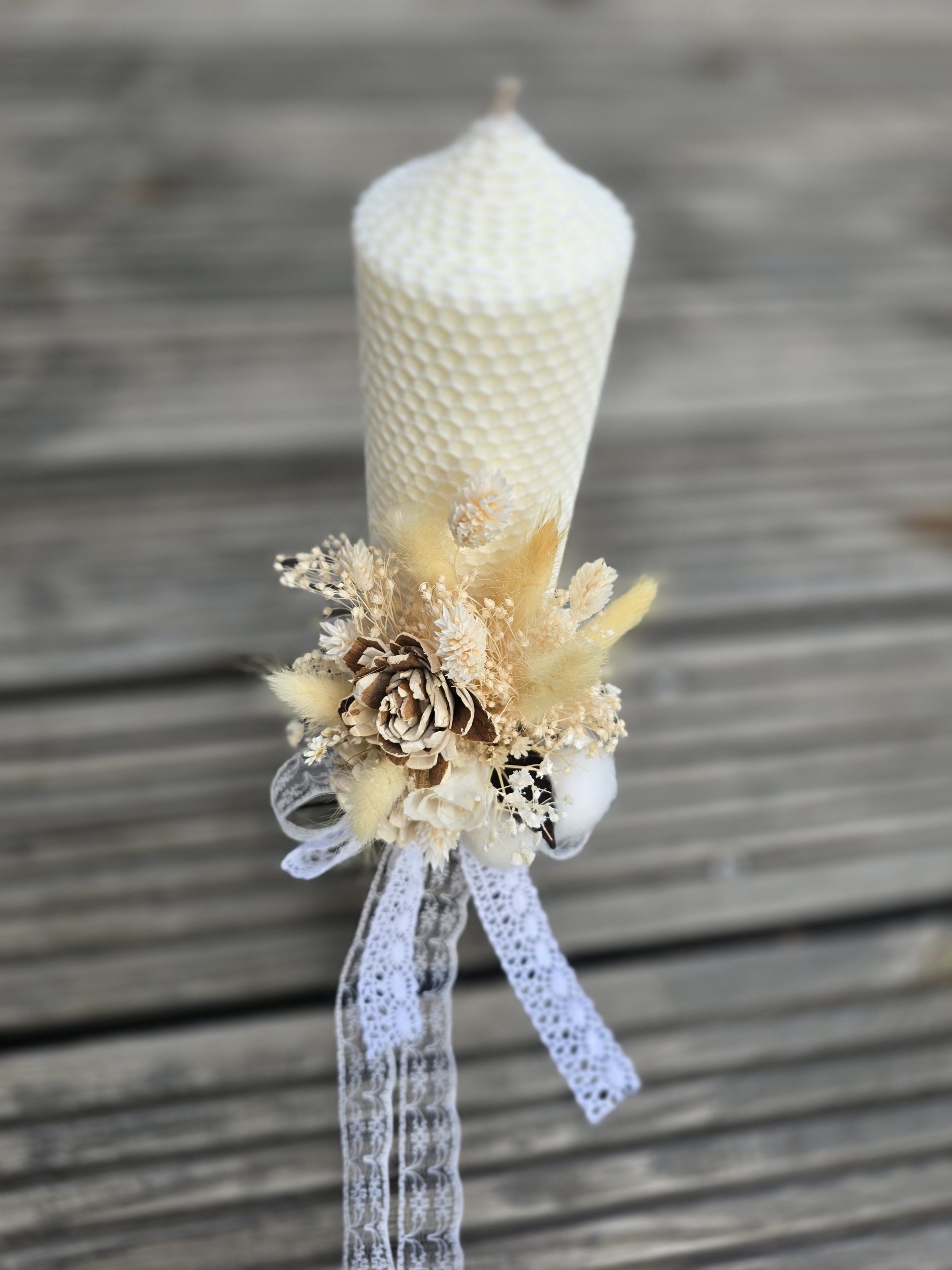 Lumânare cununie tip fagure cu flori uscate – ceară naturală, decor elegant handmade, White