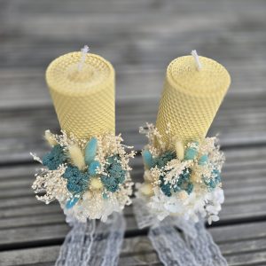 Lumânare botez tip fagure cu flori uscate – ceară naturală, decor elegant handmade, Cezar
