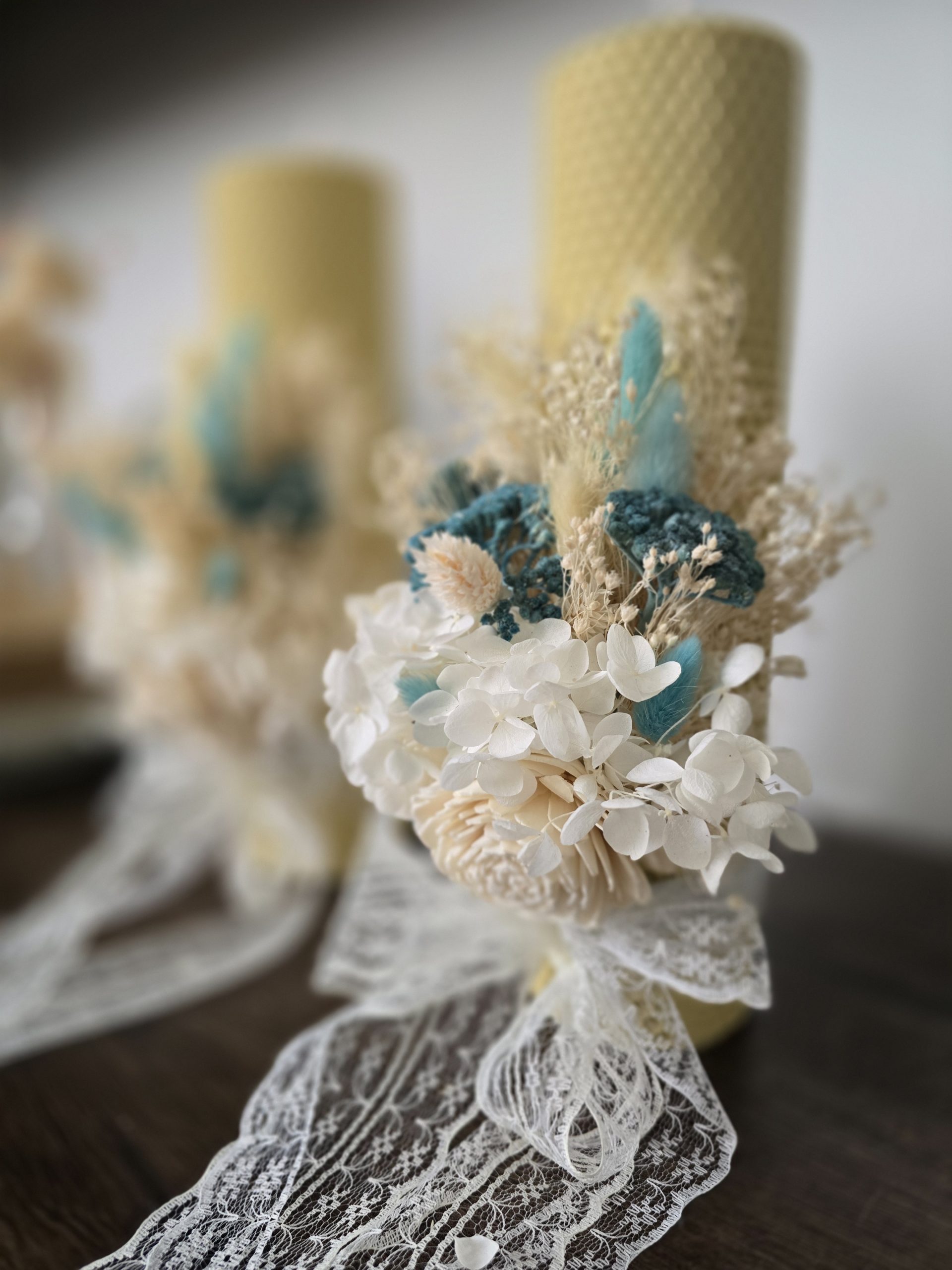 Lumânare cununie tip fagure cu flori uscate – ceară naturală, decor elegant handmade, Bleu
