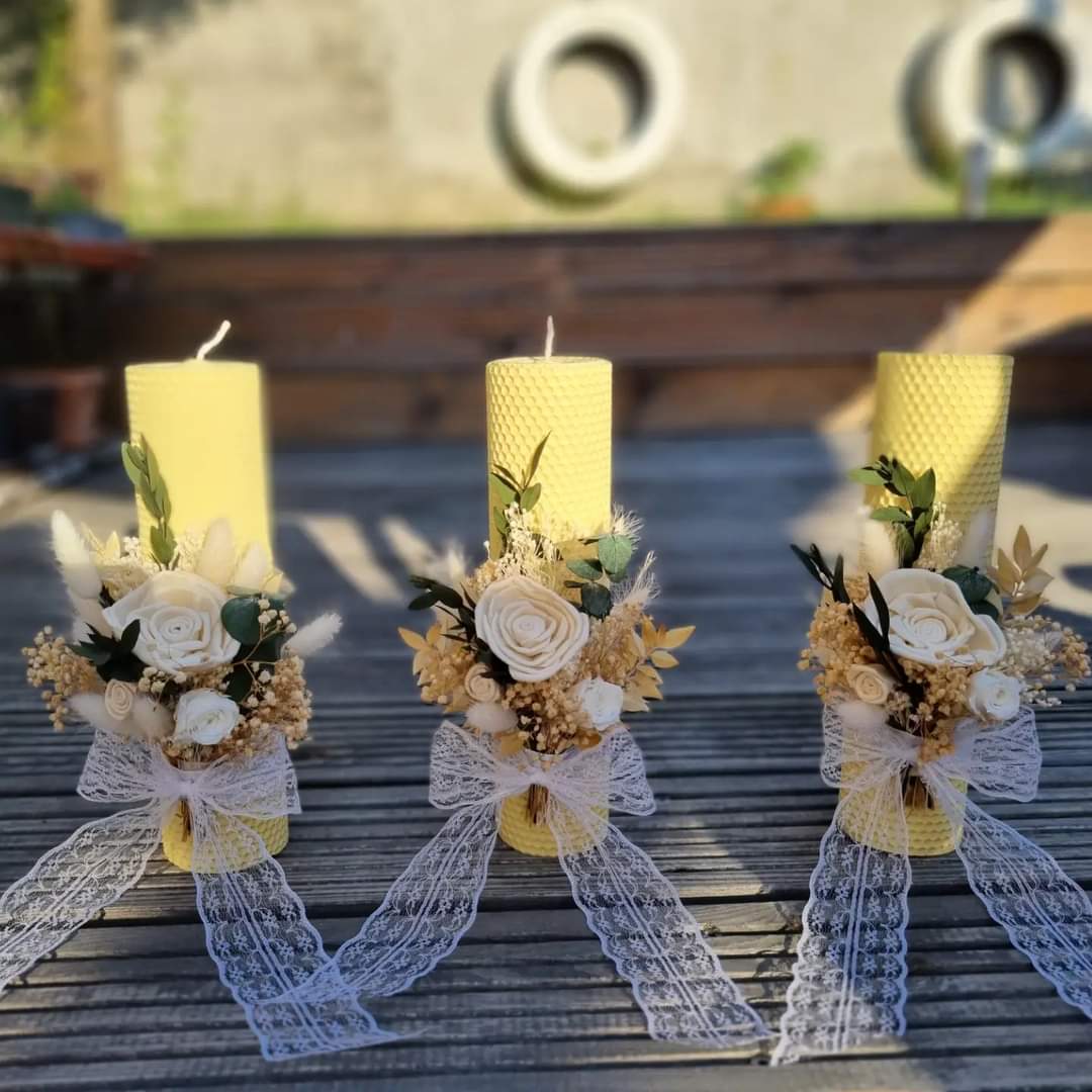 Lumânare botez tip fagure cu flori uscate – ceară naturală, decor elegant handmade, Elena
